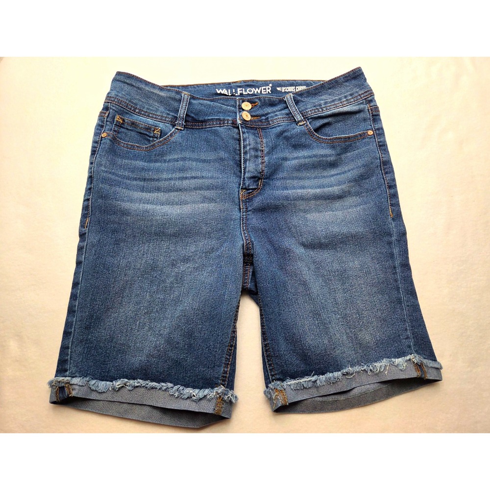WallFlower Women's Size 14 Bermuda Jean Shorts Medium Wash Raw Hem Stretch Denim